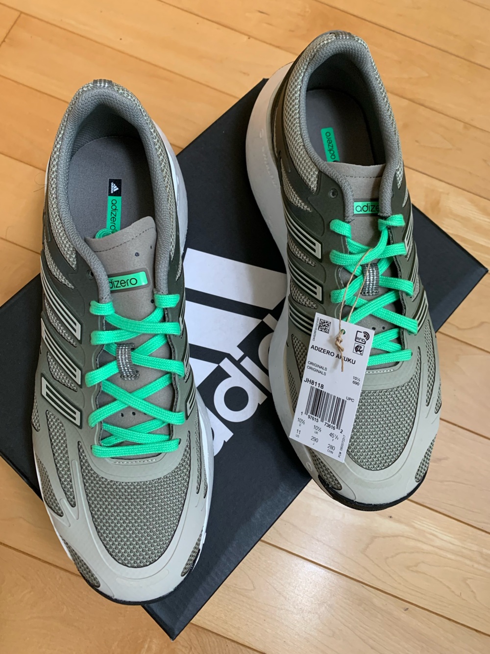 NWT Adidas Adizero Aruku Running Shoes
(Comes with extra laces , gray)
